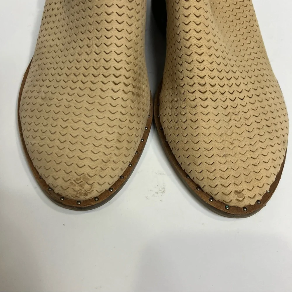 Lucky Brand Gahiro ankle‎ booties tan perforated leather women’s size 6 neutral